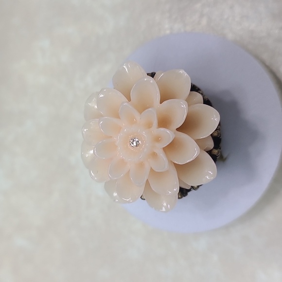 Elegant Floral Ring in Cream and Brasd Tone Size 7.25 - Picture 11 of 17